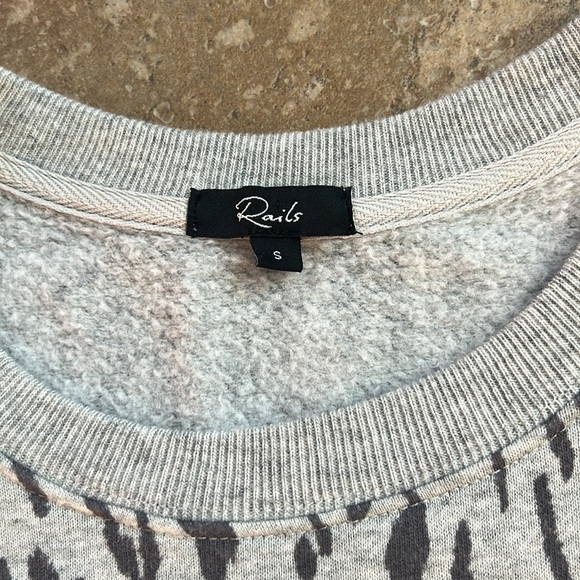 Rails Marlo Gray Abstract Cheetah Pullover
Sweater Small - Picture 4 of 8